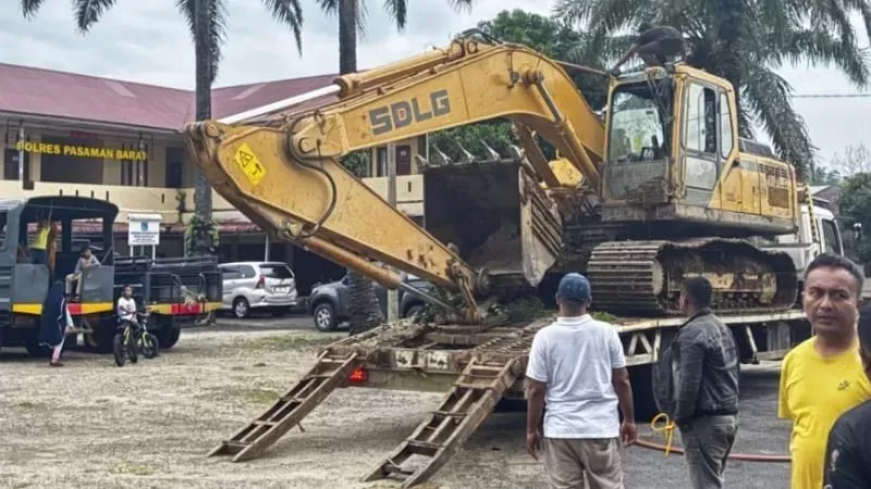 Delapan pelaku tambang emas ilegal di Pasaman Barat ditangkap polisi. Satu ekskavator yang sedang beroperasi turut disita sebagai barang bukti. (Foto: Polres Pasaman Barat)