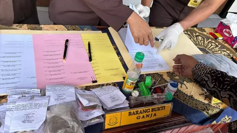 Barang bukti sabu dan ganja perkara inkracht dimusnahkan Kejari Padang Panjang, Jumat (23/1/2026). (Foto: Kominfo Padang Panjang)