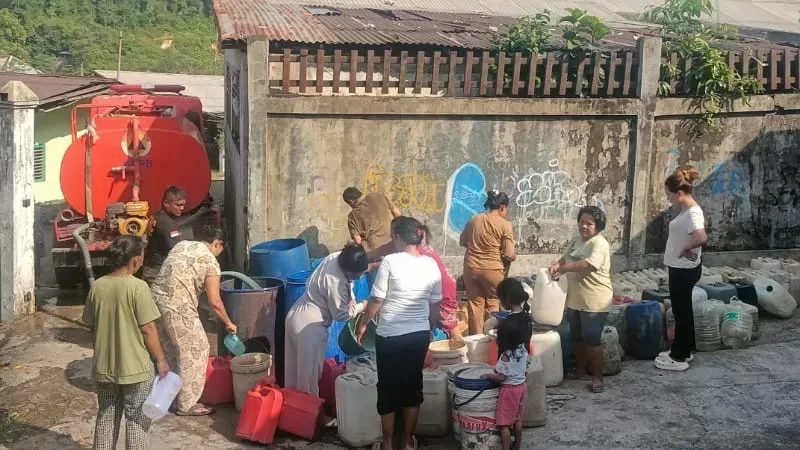 Pendistribusian air bersih kepada warga terdampak krisis air bersih di Kota Padang. (Foto: BPBD Padang)