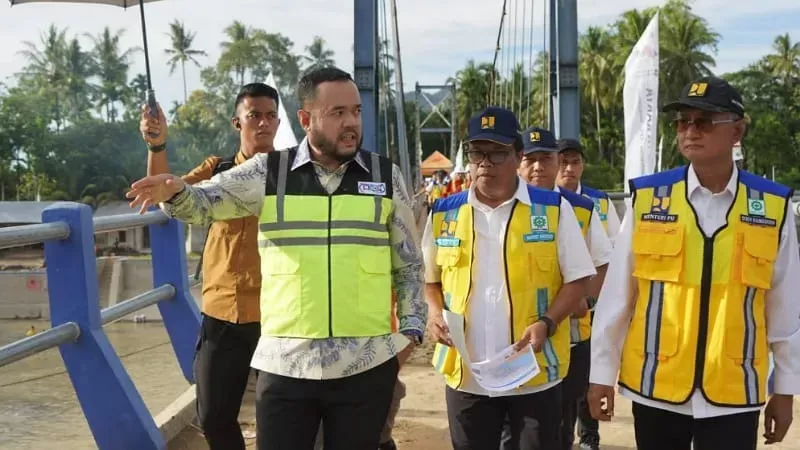 Menteri PU Dody Hanggodo saat meninjau Bendungan Koto Tuo di Kota Padang. (Foto: Kominfo Padang)
