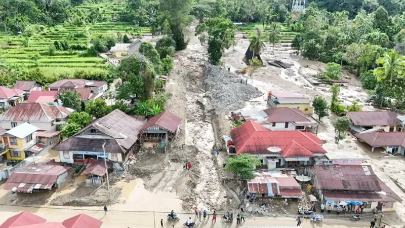 Penampakan udara tanah longsor yang berasal dari kawasan perbukitan Kelok 44 dan melanda masyarakat di kawasan Danau Maninjau. (Dok. BPBD Agam)