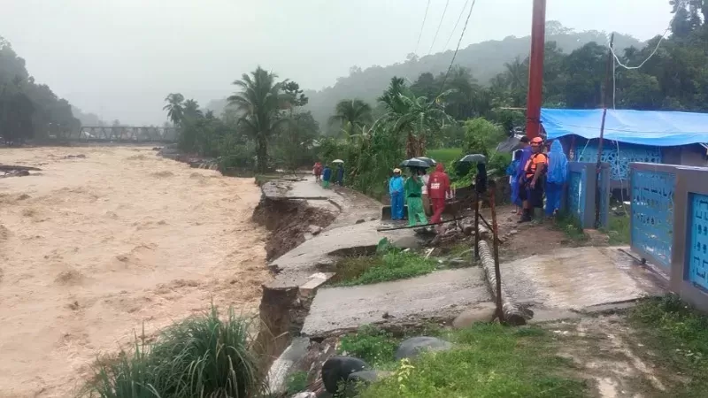 Curah hujan yang tinggi membuat debit air sungai di Batu Busuk, Kecamatan Pauh, Kota Padang kembali meningkat dan memutus akses warga sekitar pada Jumat (2/1/2026) pagi. (Foto: Pusdalops PB BPBD Padang)