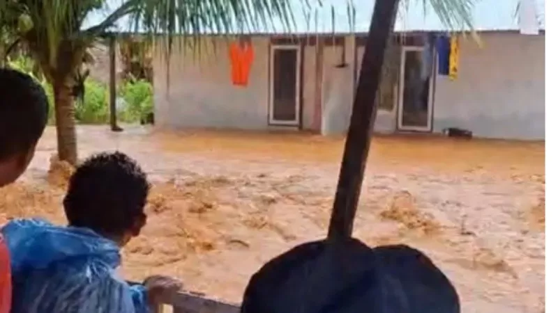 Limpahan air sungai akibat hujan deras pada Jumat (2/1/2026) siang membuat kawasan Pasa Lalang, Kecamatan Kuranji, Kota Padang dilanda banjir bandang. (Dok. Tangkapan Layar)
