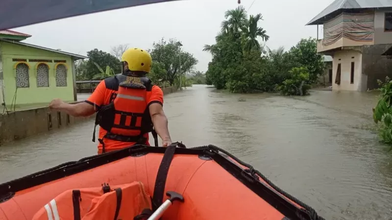 Petugas dari Badan Penanggulangan Bencana Daerah (BPBD) Kota Padang mengevakuasi masyarakat yang terjebak banjir akibat hujan deras yang terjadi sejak Jumat (2/1/2026) pagi. (Dok. Pusdalops PB)