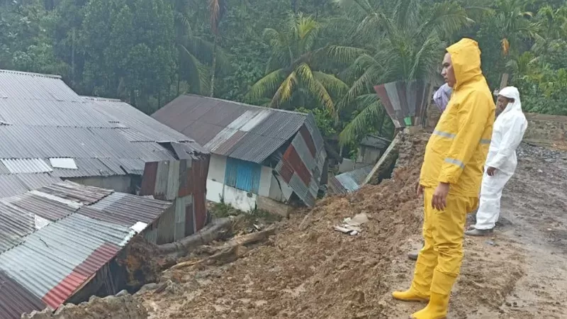 Fondasi bangunan ambruk di kawasan Pegambiran Ampalu Nan XX menimpa rumah warga pada Jumat (2/1/2026) siang. Terlihat Camat Lubuk Begalung, Andi Amir meninjau lokasi pasca kejadian. (Dok. Istimewa)