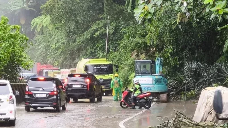 Tanah longsor di kawasan Sitinjau Lauik, Kecamatan Lubuk Kilangan, Kota Padang pada Jumat (2/1/2026) sore. (Dok. Istimewa)