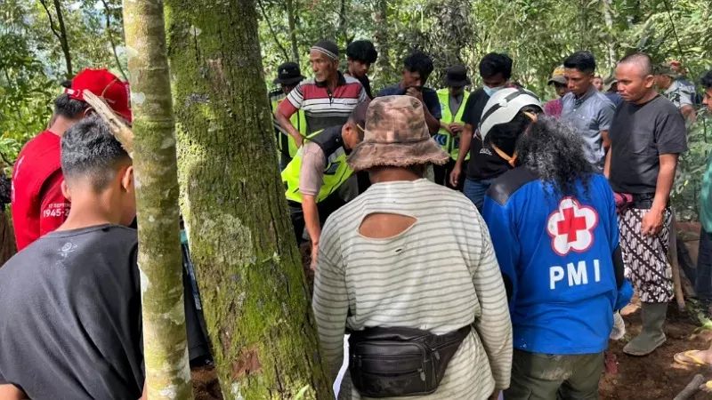 Penemuan jasad seorang perempuan bernama Agila (7) yang meninggal dunia saat banjir bandang melanda kawasan Malalak, Kabupaten Agam, Sumatera Barat (Sumbar) pada Sabtu (3/1/2026) siang. (Dok. Bid Dokkes Polda Sumbar)