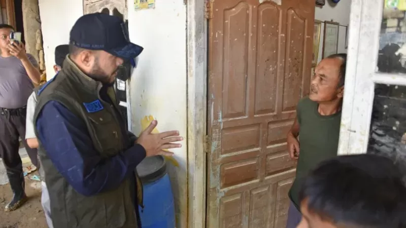 Wali Kota Padang, Fadly Amran mengajak warga di Kampung Lapai, Kecamatan Nanggalo agar berkenan direlokasi dari kediamannya pasca banjir bandang yang menghantam selama beberapa waktu belakangan. (Dok. Prokopim)