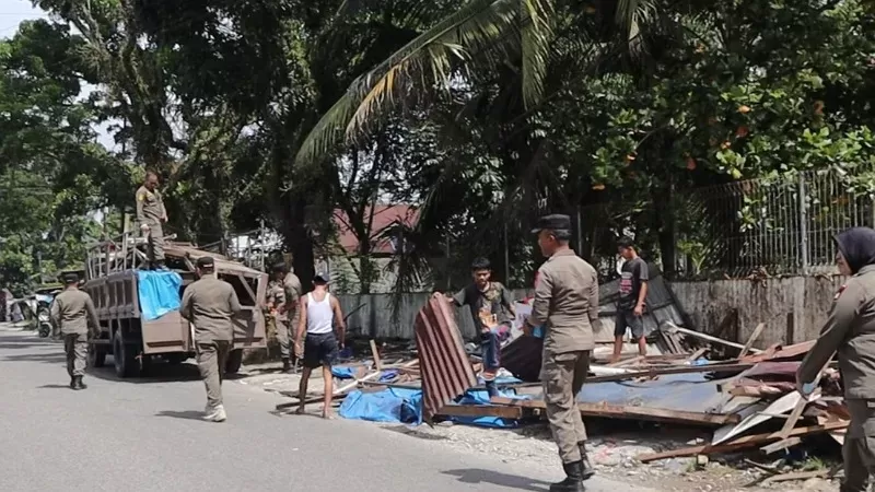 Pembongkaran bangunan yang berdiri di atas fasilitas umum (Fasum) di kawasan Cupak Tangah, Kecamatan Pauh, Kota Padang pada Senin (5/1/2026) siang. (Dok. Satpol PP)