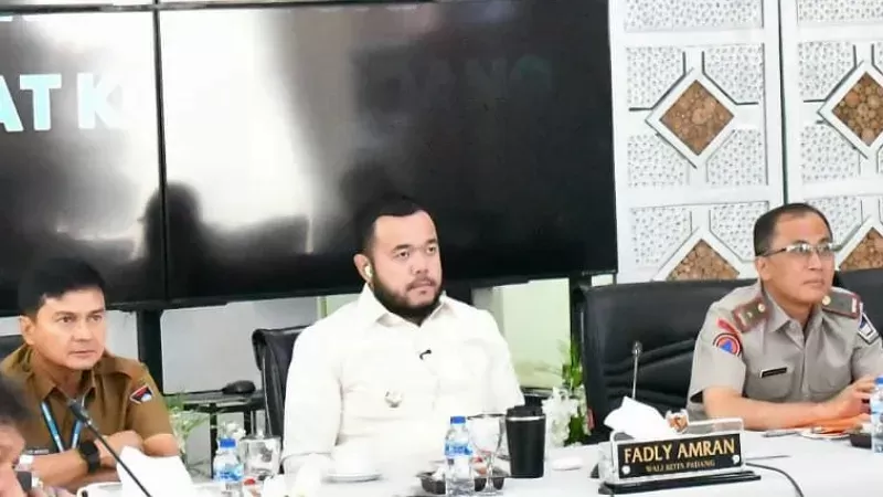 Wali Kota Padang, Fadly Amran (tengah) mengikuti rapat koordinasi (rakor) dengan Kementerian Dalam Negeri (Kemendagri). Akibat bencana alam pada akhir November 2025 lalu, kerugian ditaksir mencapai triliunan rupiah. (Dok. Prokopim)