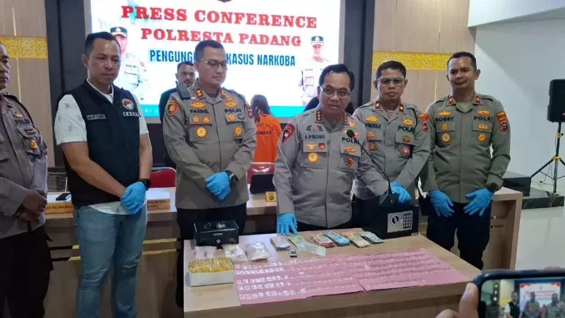 Kapolresta Padang, Kombes Apri Wibowo menggelar jumpa pers terkait pengungkapan kasus penyalahgunaan narkotika. (Dok. Istimewa)