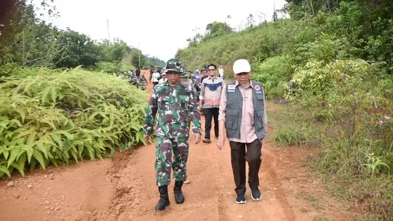 Wakil Wali Kota Padang Maigus Nasir saat meninjau lokasi Huntap di kawasan Tanah Sungkai, Kelurahan Lambung Bukik, Kecamatan Pauh. (Foto: Kominfo Padang)