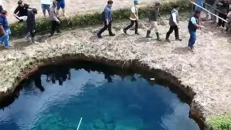 Kemunculan sinkhole di kawasan pertanian Pombatan, Jorong Tepi, Nagari Situjuah Batua, Kabupaten Limapuluh Kota. (Foto: Humas Pemprov Sumbar)