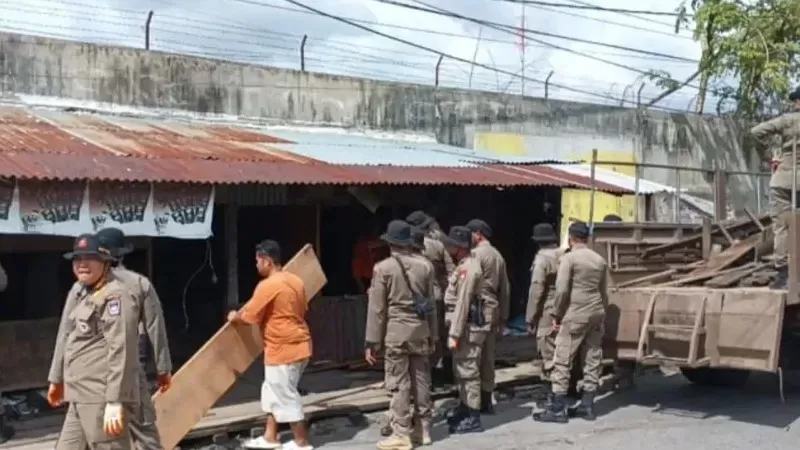 Satpol PP Padang membongkar bangunan liar di kawasan Simpang Alai karena berdiri di atas fasilitas umum. (Foto: Satpol PP Padang)