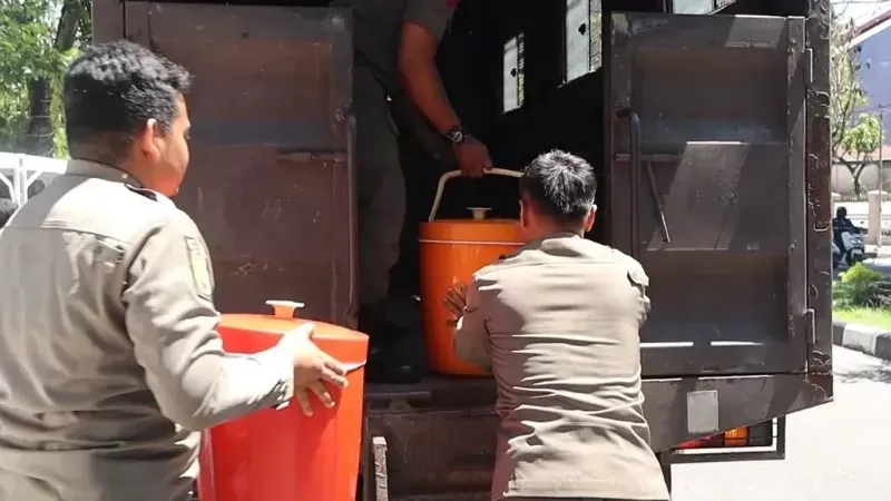Personel Satpol PP Padang saat mengamankan termos milik PKL dalam razia, Selasa (13/1/2026). (Foto: Satpol PP Padang)