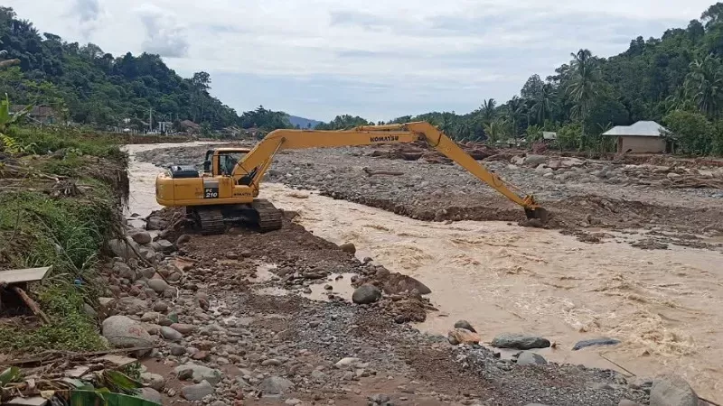 Pengerukan sungai pascabencana di Kota Padang. (Foto: Kominfo Padang)