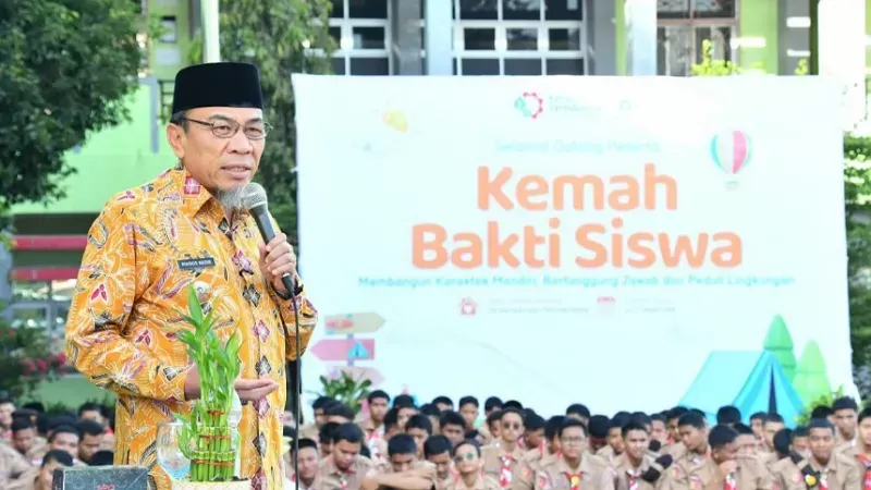 Wakil Wali Kota (Wawako) Padang, Maigus Nasir memberi arahan kepada 561 pelajar SMK/SMAK yang mengikuti Kemah Bakti Siswa. (Dok. Prokopim)