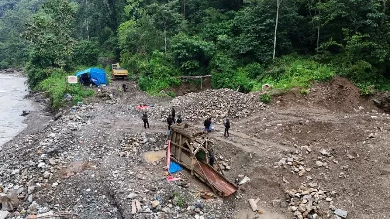 Penertiban tambang ilegal di Muaro Tambangan, Kecamatan Duo Koto, Kabupaten Pasaman, Sumbar, Kamis (15/1/2026). (Foto: Humas Pemprov Sumbar)