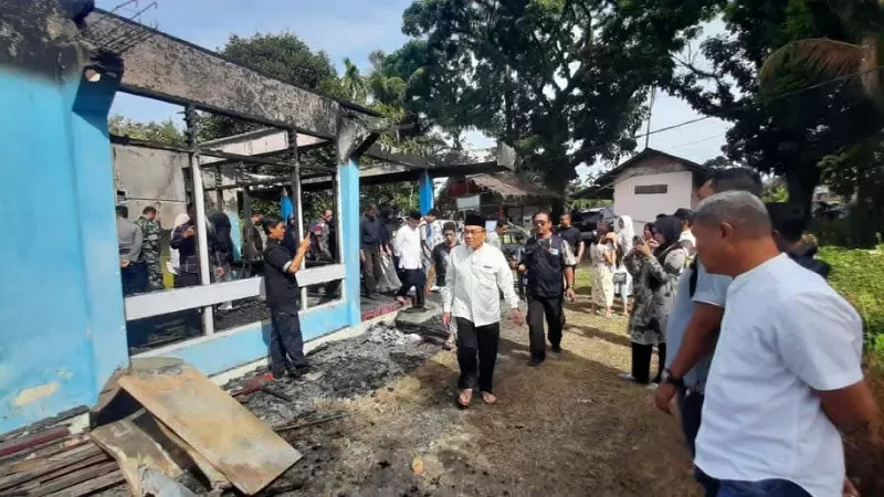 Wakil Wali Kota Padang saat menyerahkan bantuan untuk korban kebakaran yang terjadi di Jalan Pulai Kampung Pinang RT 01/RW 08, Kelurahan Jati, Kecamatan Padang Timur. (Foto: Kominfo Padang)