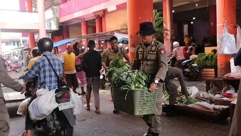 Satpol PP Padang tertibkan PKL di trotoar Pasar Raya Padang Blok IV. (Foto: Satpol PP Padang)