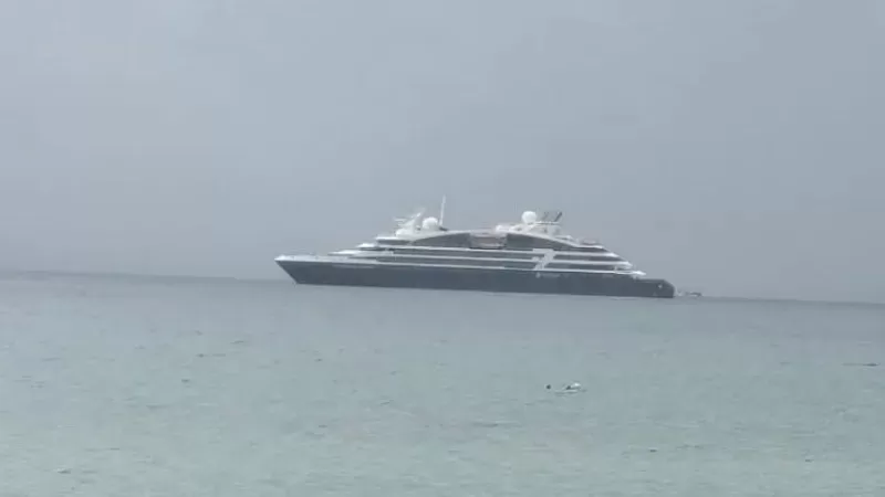 Kapal pesiar Prancis MV Le Jacques Cartier saat bersandar di Mentawai membawa ratusan wisatawan mancanegara untuk menikmati wisata budaya lokal. (Foto: Istimewa)