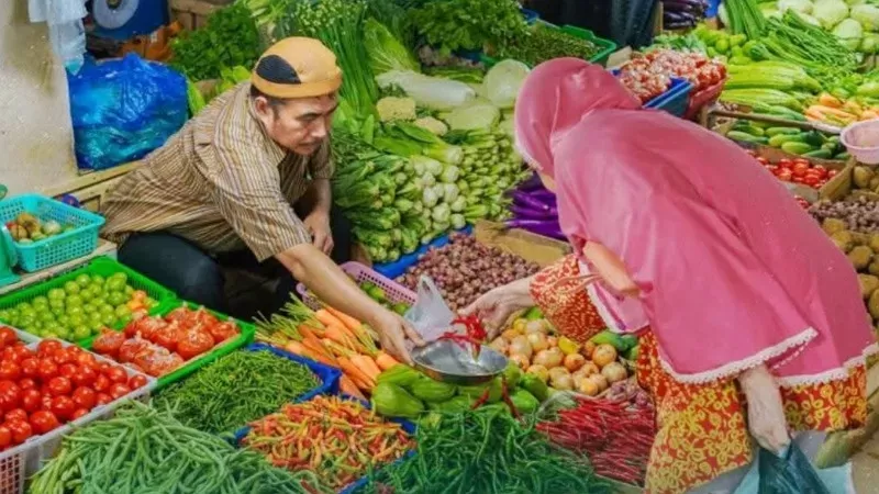 Pedagang sayur di Padang Panjang tengah melayani pembeli. (Foto: Kominfo Padang Panjang)
