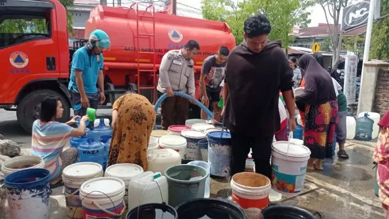 BPBD Padang mendistribusikan air kepada warga yang terdampak krisis air bersih. (Foto: BPBD Padang)