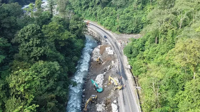 Perbaikan jalan Lembah Anai pascabencana banjir bandang. (Foto: Hutama Karya)