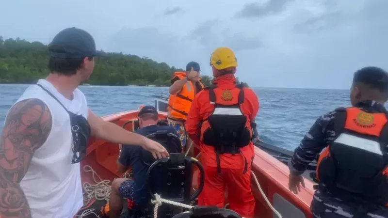 Evakuasi WNA dan WNI yang sempat terombang-ambing di laut Mentawai usai longboat mati mesin pada Senin (19/1/2026) siang. (Dok. Basarnas)