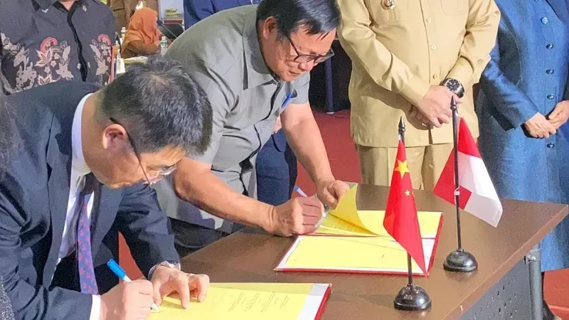 Penandatanganan kesepakatan kerjasama pendidikan pada kegiatan Padang-Guangdong Education Exhibition Event 2026 yang digelar di Gedung Balai Kota Padang, Selasa (20/1/2026). (Foto: Kominfo Padang)