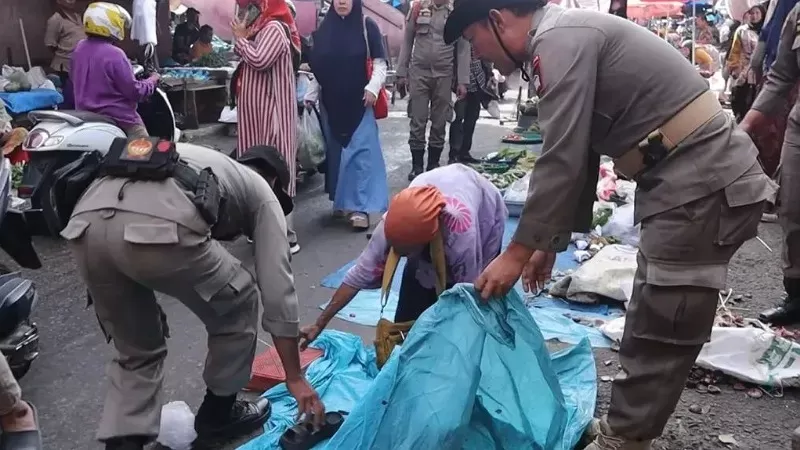 Satpol PP Padang menertibkan PKL di Pasar Raya Padang (Foto: Satpol PP Padang)