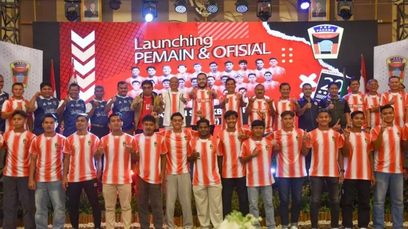 Peluncuran pemain dan ofisial Persatuan Sepakbola Padang (PSP) yang akan bertanding di Liga 4 Sumbar 2026. (Dok. Prokopim)