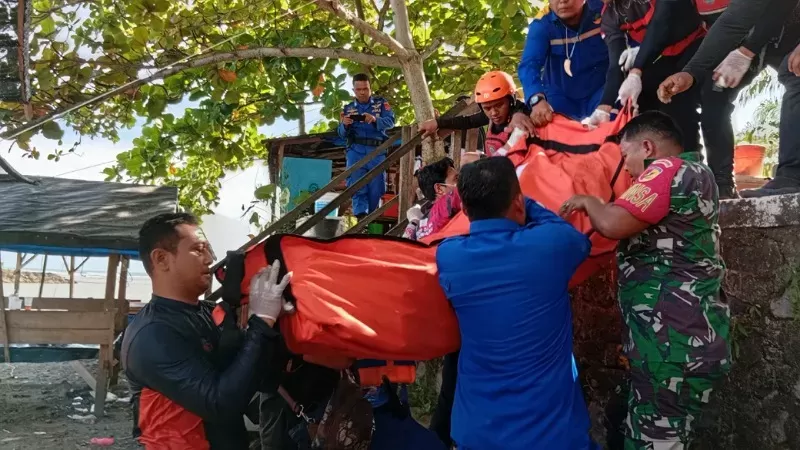 Tim SAR Gabungan mengevakuasi jasad seorang nelayan yang dilaporkan hilang di Muaro Sunua, Kabupaten Padang Pariaman. (Dok. Basarnas)