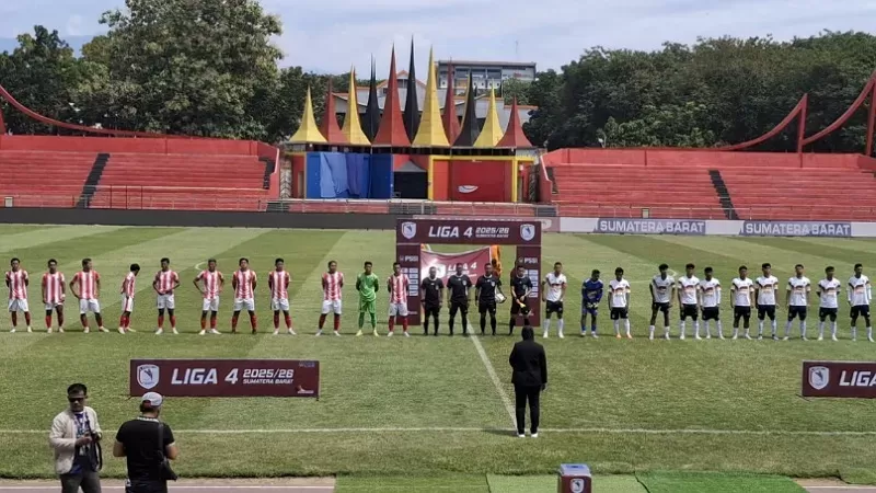 Pembukaan Liga 4 Sumbar 2025/2026 ditandai dengan laga pembuka PSP Padang kontra Josal FC Piaman di Stadion Haji Agus Salim, Padang, Kamis (22/1/2026) sore. (Foto: Primadoni untuk Sumbar Daily)