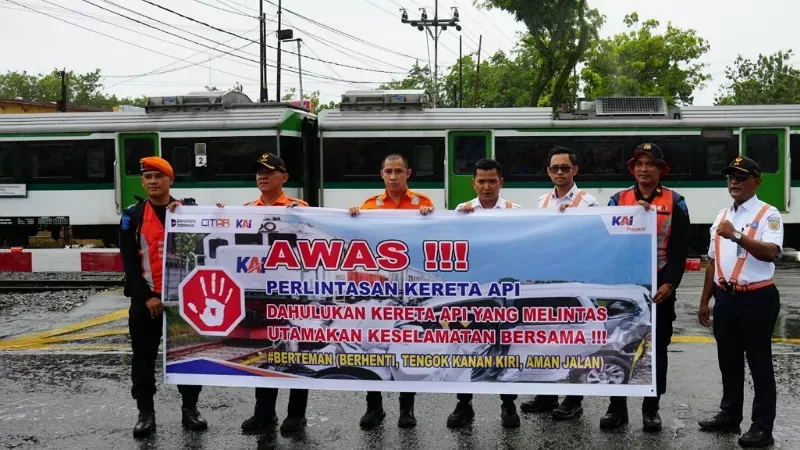 Kampanye keselamatan berlalu lintas di perlintasan sebidang gencar dilakukan KAI Divre II Sumbar sejak awal 2026. (Dok. KAI)