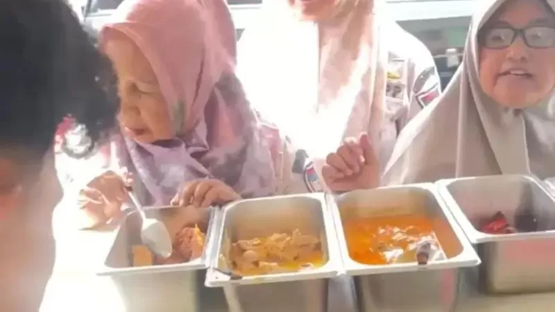 Personel Satpol PP Padang memborong Nasi Ampera Mobil Box yang ditertibkan dan dibawa ke Mako. (Foto: Satpol PP Padang)