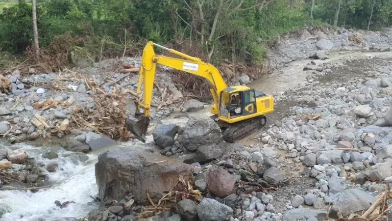 Alat berat BWS Sumatera V Padang tengah melakukan pengerjaan pascabencana di Tanah Datar untuk menangani banjir, longsor, dan kerusakan infrastruktur. (Foto: Kominfo Tanah Datar)