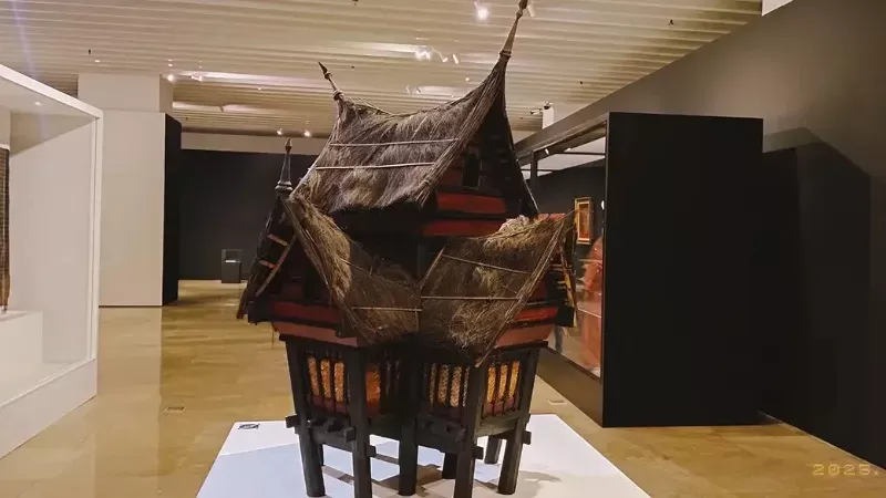 Miniatur bangunan Rumah Gadang ditampilkan di Pameran Adaik Suluah Nagari yang digelar di Museum Nasional Indonesia, Jakarta. (Foto: Instagram Aji Zulhakim)