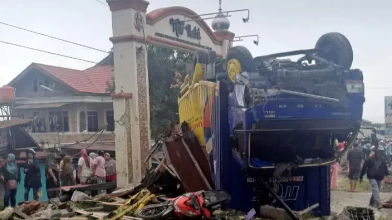 Kecelakaan beruntun di kawasan Pendakian Panyalaian, Kabupaten Tanah Datar, tepatnya di sekitar Pesantren Nurul Ikhlas, Senin (26/1/2026) pagi sekitar pukul 08.45 WIB. (Foto: Satlantas Polres Padang Panjang)