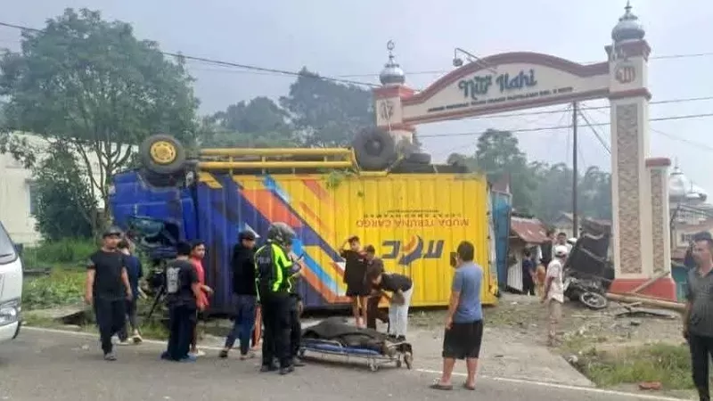 Kecelakaan beruntun di kawasan Pendakian Panyalaian, Kabupaten Tanah Datar, tepatnya di sekitar Pesantren Nurul Ikhlas, Senin (26/1/2026) pagi sekitar pukul 08.45 WIB. (Foto: Istimewa)