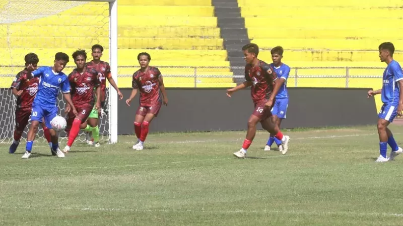 Laga Gaung Putra FC vs Gumarang FKNB di Liga 4 Sumbar berakhir imbang 1-1 setelah gol injury time tercipta di Stadion Haji Agus Salim, Senin (26/1/2026). (Foto: MO Gaung Putra FC)