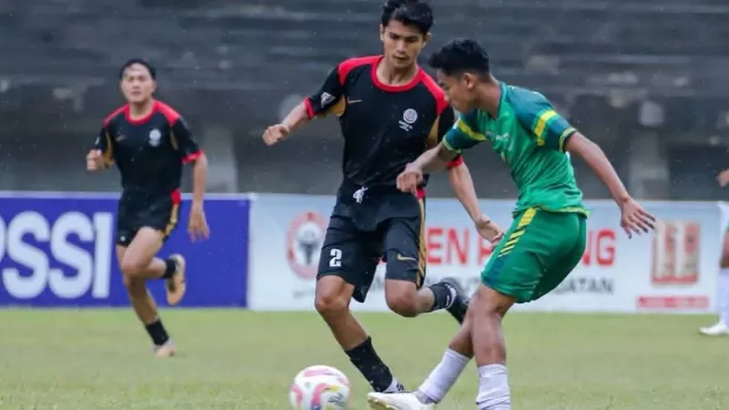 PSPP vs Kompak FC dalam laga Liga 4 Sumbar 2025/2026 di Stadion Utama Sumbar. (Foto: Kominfo Padang Panjang)