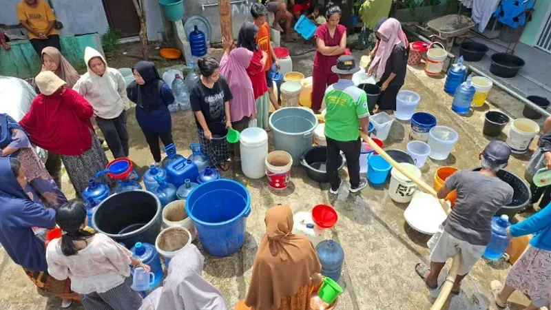 Warga terdampak krisis air bersih di Kota Padang menerima bantuan 520.000 liter air bersih dari Baznas Padang. (Foto: Istimewa)