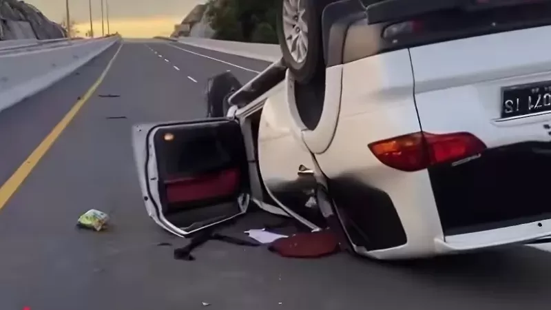 Kecelakaan tunggal terjadi di Tol Padang–Sicincin KM 30 setelah Pajero Sport kehilangan kendali dan terbalik di lajur cepat. (Foto: Tangkap Layar Video Soal Padang)