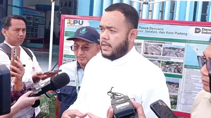 Wali Kota Padang Fadly Amran saat diwawancarai awak media. (Foto: Kominfo Padang)