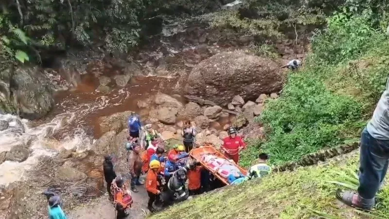 Mobil Gran Max masuk jurang di Kelok 9, Sabtu (31/1/2026) pagi. Tujuh penumpang terluka, SAR Padang lakukan evakuasi. (Foto: Kantor SAR Padang)