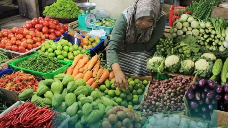 Pedagang sayur di Pasar Pusat Padang Panjang tengah menjajakan dagangannya. (Foto: Kominfo Padang Panjang)