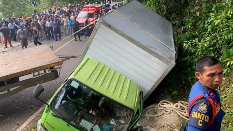 Kecelakaan maut terjadi di Jalan Padang–Painan, Bungus, Kota Padang, Selasa pagi (3/2/2026). Seorang warga tewas terjepit mobil box. (Foto: Damkar Padang)