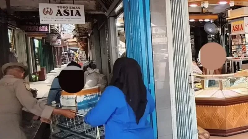 Pemko Padang melalui Satpol PP Padang menertibkan selasar Pasar Raya Padang dan merelokasi 63 pedagang ke Basemen Fase VII, Selasa (3/2/2026). (Foto: Satpol PP Padang)