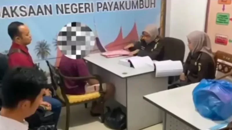 Penyidik Polres Payakumbuh menyerahkan tersangka dan barang bukti ke Kejaksaan Negeri Payakumbuh. (Foto: Humas Polres Payakumbuh)